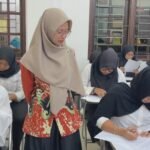 Pendidikan Indonesia dinilai perlu memperkuat keseimbangan antara capaian akademik dan pembentukan karakter peserta didik sebagai bagian dari persiapan menuju Indonesia Emas 2045. Sistem pendidikan tidak cukup hanya mengukur keberhasilan melalui nilai, tetapi juga perlu menumbuhkan integritas, empati, tanggung jawab, kemampuan bekerja sama, serta akhlak. Penguatan kurikulum dan sistem pendidikan menjadi langkah penting untuk membentuk generasi yang cerdas sekaligus berkarakter.