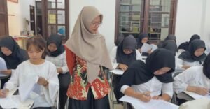 Pendidikan Indonesia dinilai perlu memperkuat keseimbangan antara capaian akademik dan pembentukan karakter peserta didik sebagai bagian dari persiapan menuju Indonesia Emas 2045. Sistem pendidikan tidak cukup hanya mengukur keberhasilan melalui nilai, tetapi juga perlu menumbuhkan integritas, empati, tanggung jawab, kemampuan bekerja sama, serta akhlak. Penguatan kurikulum dan sistem pendidikan menjadi langkah penting untuk membentuk generasi yang cerdas sekaligus berkarakter.