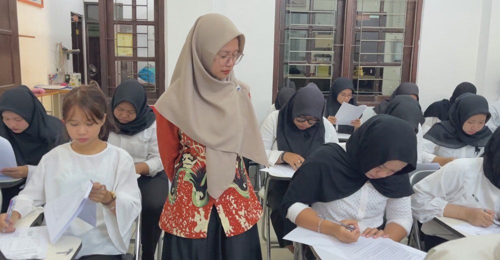 Pendidikan Indonesia dinilai perlu memperkuat keseimbangan antara capaian akademik dan pembentukan karakter peserta didik sebagai bagian dari persiapan menuju Indonesia Emas 2045. Sistem pendidikan tidak cukup hanya mengukur keberhasilan melalui nilai, tetapi juga perlu menumbuhkan integritas, empati, tanggung jawab, kemampuan bekerja sama, serta akhlak. Penguatan kurikulum dan sistem pendidikan menjadi langkah penting untuk membentuk generasi yang cerdas sekaligus berkarakter.