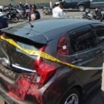 Satreskrim Polres Semarang menetapkan TI (25) dan DPP (20) sebagai tersangka kasus pencurian dengan kekerasan yang menewaskan pemilik Royal Phone, Chandra Waskito, di Ambarawa, Kabupaten Semarang, Kamis (6/8/2026). Polisi mengungkap aksi tersebut direncanakan sehari sebelumnya dan dilakukan dengan memukul korban menggunakan palu sebelum kedua tersangka membawa 53 telepon genggam serta mobil korban ke Gubug, Grobogan. Keduanya kini dijerat pasal pencurian dengan kekerasan dan pembunuhan dengan ancaman pidana seumur hidup atau maksimal 20 tahun penjara.