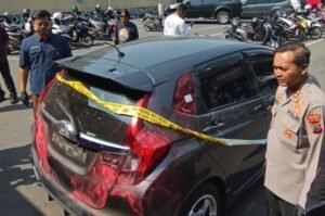 Satreskrim Polres Semarang menetapkan TI (25) dan DPP (20) sebagai tersangka kasus pencurian dengan kekerasan yang menewaskan pemilik Royal Phone, Chandra Waskito, di Ambarawa, Kabupaten Semarang, Kamis (6/8/2026). Polisi mengungkap aksi tersebut direncanakan sehari sebelumnya dan dilakukan dengan memukul korban menggunakan palu sebelum kedua tersangka membawa 53 telepon genggam serta mobil korban ke Gubug, Grobogan. Keduanya kini dijerat pasal pencurian dengan kekerasan dan pembunuhan dengan ancaman pidana seumur hidup atau maksimal 20 tahun penjara.
