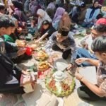 Warga Desa Cukil, Kecamatan Tengaran, Kabupaten Semarang, menggelar kenduri dan makan bersama di atas jalan yang baru selesai dibeton saat penutupan TMMD Reguler ke-129, Kamis (13/8/2026). Tradisi tersebut menjadi ungkapan syukur atas pembangunan jalan sepanjang sekitar 1,2 kilometer yang menghubungkan Cukil dengan Kemetul dan memperpendek akses warga.