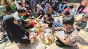 Warga Desa Cukil, Kecamatan Tengaran, Kabupaten Semarang, menggelar kenduri dan makan bersama di atas jalan yang baru selesai dibeton saat penutupan TMMD Reguler ke-129, Kamis (13/8/2026). Tradisi tersebut menjadi ungkapan syukur atas pembangunan jalan sepanjang sekitar 1,2 kilometer yang menghubungkan Cukil dengan Kemetul dan memperpendek akses warga.