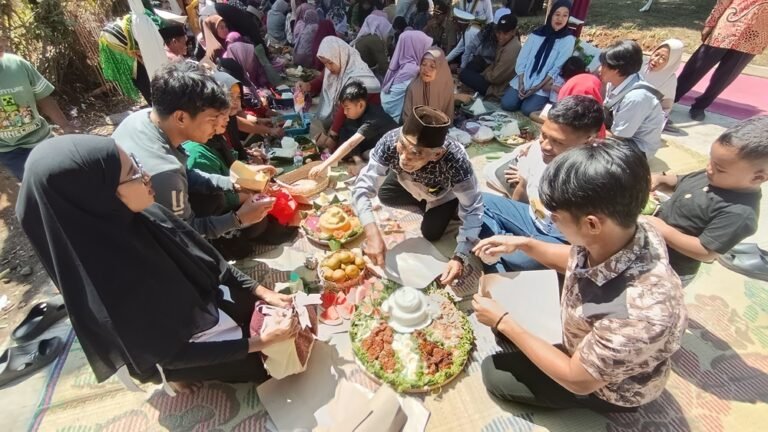 Warga Desa Cukil, Kecamatan Tengaran, Kabupaten Semarang, menggelar kenduri dan makan bersama di atas jalan yang baru selesai dibeton saat penutupan TMMD Reguler ke-129, Kamis (13/8/2026). Tradisi tersebut menjadi ungkapan syukur atas pembangunan jalan sepanjang sekitar 1,2 kilometer yang menghubungkan Cukil dengan Kemetul dan memperpendek akses warga.