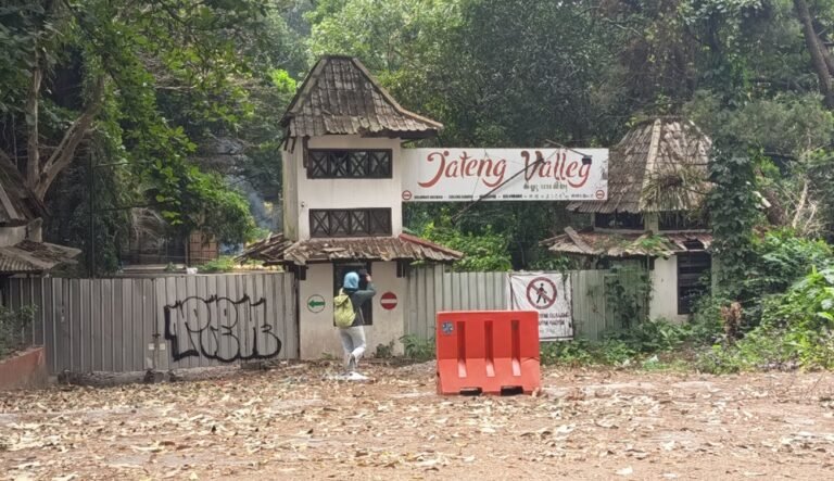 Proyek wisata Jateng Valley di Kelurahan Susukan, Kecamatan Ungaran Timur, Kabupaten Semarang, hingga kini belum kembali dilanjutkan setelah terhenti sejak pandemi COVID-19. Kondisi tersebut disampaikan warga dan pemerintah kelurahan, Senin (3/8/2026), yang berharap pembangunan segera diteruskan agar kawasan kembali hidup, membuka lapangan kerja, dan menggerakkan perekonomian masyarakat sekitar.
