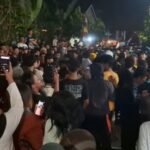 Puluhan warga mendatangi lingkungan rumah salah satu terduga pelaku kasus perampokan yang menewaskan pemilik Royal Phone, Candra Waskito, di Green Ambarawa Residence, Kelurahan Pojoksari, Kecamatan Ambarawa, Kabupaten Semarang, Jumat (7/8/2026) malam. Polisi memastikan situasi tetap terkendali setelah warga dan pengendara sempat memadati sekitar lokasi hingga pukul 21.00 WIB, sementara pengamanan diperketat dan kondisi kembali normal sekitar pukul 01.15 WIB.