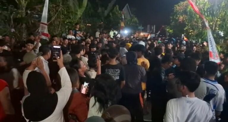 Puluhan warga mendatangi lingkungan rumah salah satu terduga pelaku kasus perampokan yang menewaskan pemilik Royal Phone, Candra Waskito, di Green Ambarawa Residence, Kelurahan Pojoksari, Kecamatan Ambarawa, Kabupaten Semarang, Jumat (7/8/2026) malam. Polisi memastikan situasi tetap terkendali setelah warga dan pengendara sempat memadati sekitar lokasi hingga pukul 21.00 WIB, sementara pengamanan diperketat dan kondisi kembali normal sekitar pukul 01.15 WIB.