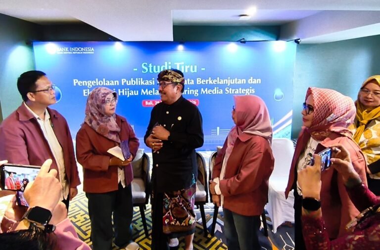 Pemerintah Provinsi Jawa Tengah bersama Kantor Perwakilan Bank Indonesia Provinsi Jawa Tengah menyiapkan strategi pengembangan pariwisata berkelanjutan dan ekonomi syariah sejak 2026 sebagai penggerak ekonomi 2027. Sekretaris Disbudparekraf Jateng Endro Wicaksa menyebut fokus diarahkan pada penguatan SDM, pengembangan destinasi, dan infrastruktur, sementara BI mendorong investasi yang tetap memperhatikan aspek lingkungan agar kontribusi sektor pariwisata terhadap perekonomian daerah terus meningkat.