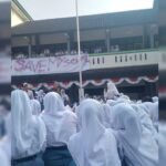 Ratusan siswa SMK Negeri 1 Salatiga menggelar aksi di lingkungan sekolah pada Senin untuk mempertanyakan perubahan rencana pembangunan fasilitas yang sebelumnya disepakati sebagai ruang ekspresi siswa. Aksi muncul setelah siswa mendapat informasi lahan tersebut akan digunakan untuk ruang praktik. Kepala sekolah menyebut persoalan terjadi akibat miskomunikasi dan memastikan ruang ekspresi tetap dibangun di lokasi berbeda, sementara sekolah menggelar audiensi untuk menjelaskan perubahan tersebut.