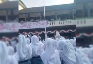 Ratusan siswa SMK Negeri 1 Salatiga menggelar aksi di lingkungan sekolah pada Senin untuk mempertanyakan perubahan rencana pembangunan fasilitas yang sebelumnya disepakati sebagai ruang ekspresi siswa. Aksi muncul setelah siswa mendapat informasi lahan tersebut akan digunakan untuk ruang praktik. Kepala sekolah menyebut persoalan terjadi akibat miskomunikasi dan memastikan ruang ekspresi tetap dibangun di lokasi berbeda, sementara sekolah menggelar audiensi untuk menjelaskan perubahan tersebut.