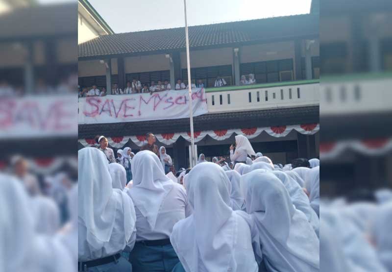 Ratusan siswa SMK Negeri 1 Salatiga menggelar aksi di lingkungan sekolah pada Senin untuk mempertanyakan perubahan rencana pembangunan fasilitas yang sebelumnya disepakati sebagai ruang ekspresi siswa. Aksi muncul setelah siswa mendapat informasi lahan tersebut akan digunakan untuk ruang praktik. Kepala sekolah menyebut persoalan terjadi akibat miskomunikasi dan memastikan ruang ekspresi tetap dibangun di lokasi berbeda, sementara sekolah menggelar audiensi untuk menjelaskan perubahan tersebut.