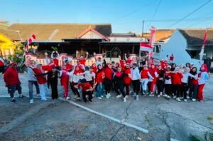 Ratusan warga Perumahan Taman Manunggal Asri dan Wisma Karebet, Dusun Tugu, Desa Bener, Kecamatan Tengaran, Kabupaten Semarang, memeriahkan HUT ke-81 RI melalui senam bersama dan jalan sehat sejauh 1 kilometer pada Minggu (9/8/2026). Kegiatan yang digelar Karang Taruna Manebet tersebut berlangsung sejak pagi dan melibatkan anak-anak hingga orang dewasa, dengan pelepasan burung perkutut sebagai simbol dimulainya jalan sehat sekaligus pesan pelestarian lingkungan.