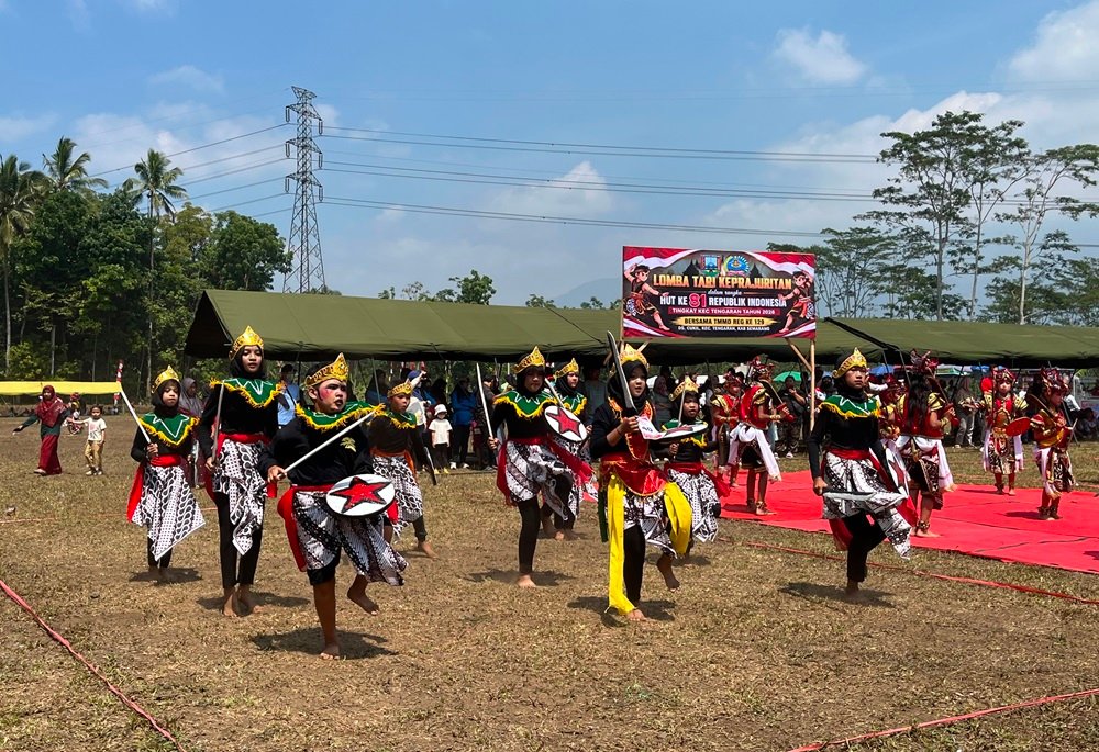 Sekitar 900 siswa SD hingga SMU di Kecamatan Tengaran, Kabupaten Semarang, mengikuti lomba tari keprajuritan pada Selasa (11/8/2026) untuk memeriahkan HUT RI ke-81 dan TMMD Reguler ke-129 di Desa Cukil. Kegiatan yang diawali flashmob itu sekaligus menjadi upaya melestarikan tari keprajuritan yang menggambarkan perjuangan merebut kemerdekaan.