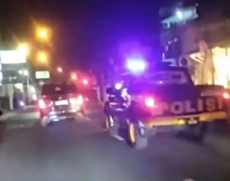 Toyota Innova diduga terlibat kecelakaan dengan sepeda motor di kawasan Blotongan, Salatiga, Sabtu (15/8/2026) malam, sebelum meninggalkan lokasi. Polisi bersama warga mengejar kendaraan tersebut hingga Jetis dan berhasil menghentikannya. Korban kecelakaan dilarikan ke RSUD dr. Soebarkat Tjitrodarmojo untuk mendapat perawatan, sementara penanganan kasus diserahkan kepada Satlantas Polres Salatiga.