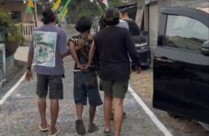 Tim gabungan kepolisian mengamankan dua terduga pelaku kasus dugaan perampokan yang menewaskan pemilik konter Royal Phone, Chandra Waskito, di Kelurahan Pojoksari, Kecamatan Ambarawa, Kabupaten Semarang. Penangkapan dilakukan di Kota Semarang dan Kabupaten Semarang pada Jumat (7/8/2026), kurang dari 48 jam setelah kejadian, setelah polisi mengembangkan penyelidikan dengan melibatkan Polda Jawa Tengah, Polres Semarang, dan Polres Grobogan untuk mengungkap peran serta kemungkinan keterlibatan pihak lain.