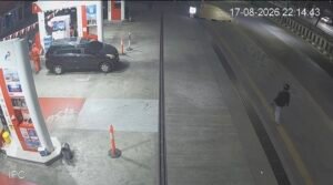 Daihatsu Xenia bernopol D 1712 DW terbakar sekitar 100 meter setelah mengisi BBM di SPBU Kampung Kali, Jalan Mayjen Sutoyo, Semarang, Senin (17/8/2026) malam. Pertamina menyebut pengemudi diketahui merokok sebelum kendaraan terbakar, sementara penyebab pasti insiden masih menunggu hasil pemeriksaan forensik dan keterangan resmi kepolisian.