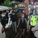 Seorang pria berinisial M (59), penghuni kos di Kampung Sawo, Bugel, Sidorejo, Kota Salatiga, ditemukan meninggal dunia pada Rabu (26/8/2026) malam. Polisi dan tim medis melakukan pemeriksaan serta olah TKP setelah menerima laporan melalui Call Center 110. Pemeriksaan awal tidak menemukan tanda penganiayaan maupun kekerasan pada tubuh korban.