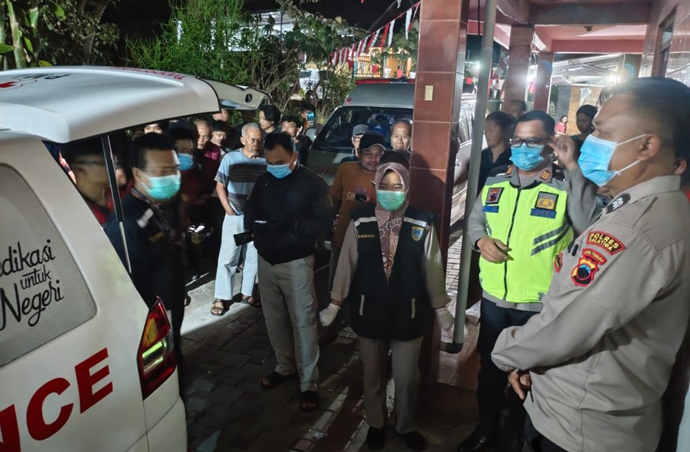 Seorang pria berinisial M (59), penghuni kos di Kampung Sawo, Bugel, Sidorejo, Kota Salatiga, ditemukan meninggal dunia pada Rabu (26/8/2026) malam. Polisi dan tim medis melakukan pemeriksaan serta olah TKP setelah menerima laporan melalui Call Center 110. Pemeriksaan awal tidak menemukan tanda penganiayaan maupun kekerasan pada tubuh korban.