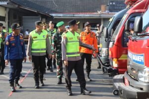 Polres Semarang meningkatkan upaya pencegahan kebakaran hutan dan lahan (karhutla) memasuki musim kemarau dengan memperkuat kesiapsiagaan personel, memetakan wilayah rawan, serta mengintensifkan patroli terpadu bersama TNI, BPBD, dan instansi terkait. Kapolres Semarang, Heru Dwi Purnomo, menegaskan langkah tersebut dilakukan untuk meminimalkan risiko kebakaran melalui pencegahan, edukasi masyarakat, dan penegakan hukum terhadap pelaku pembakaran lahan.