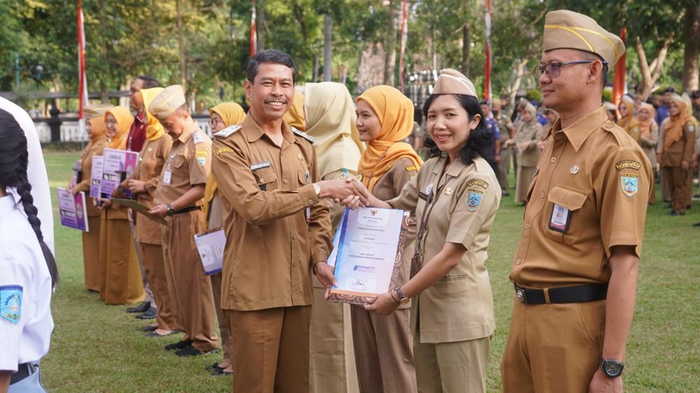 Pemerintah Kota Salatiga memberikan penghargaan kepada pemenang Lomba Kreativitas dan Inovasi Masyarakat (Krenova) 2026 dalam apel pagi di Kantor Pemerintah Kota Salatiga, Senin (3/8/2026). Penghargaan diserahkan Wali Kota Salatiga, dr. Robby Hernawan, sebagai apresiasi atas inovasi yang mampu menjawab persoalan masyarakat, meningkatkan kualitas pelayanan publik, serta mendorong budaya inovasi yang berkelanjutan.