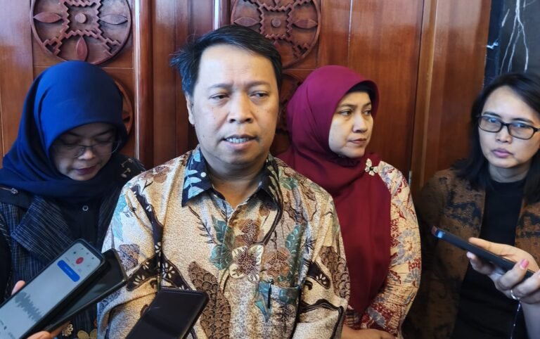 Bank Indonesia mencatat pengguna QRIS di Jawa Tengah mencapai 9,08 juta hingga Juni 2026, menempatkan Jateng sebagai provinsi dengan jumlah pengguna terbesar ketiga secara nasional. Pertumbuhan tersebut menunjukkan semakin luasnya penerimaan pembayaran digital, sementara jumlah merchant QRIS mencapai 4,52 juta dan menjadi yang terbesar keempat secara nasional.