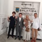 Pemerintah Kota Salatiga dan LPK Serbaindo menjalin kolaborasi strategis untuk memperluas kesempatan kerja ke Jepang melalui pelatihan dan penempatan tenaga kerja resmi. Audiensi yang dipimpin Direktur LPK Serbaindo, Iman Abdul Rahman, bersama Wali Kota Salatiga, Robby Hernawan, membahas penyusunan nota kesepahaman (MoU), sosialisasi ke sekolah dan masyarakat, serta pengembangan kerja sama internasional guna meningkatkan kualitas SDM dan menekan angka pengangguran di Salatiga.