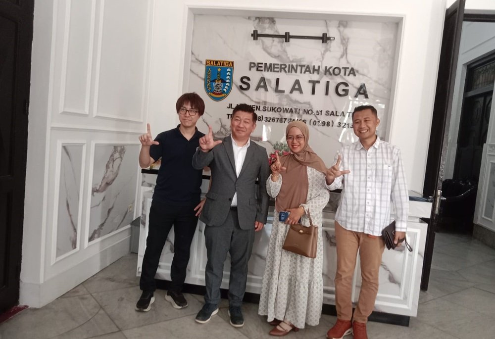 Pemerintah Kota Salatiga dan LPK Serbaindo menjalin kolaborasi strategis untuk memperluas kesempatan kerja ke Jepang melalui pelatihan dan penempatan tenaga kerja resmi. Audiensi yang dipimpin Direktur LPK Serbaindo, Iman Abdul Rahman, bersama Wali Kota Salatiga, Robby Hernawan, membahas penyusunan nota kesepahaman (MoU), sosialisasi ke sekolah dan masyarakat, serta pengembangan kerja sama internasional guna meningkatkan kualitas SDM dan menekan angka pengangguran di Salatiga.