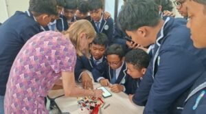 SMA Sainstek Ahmad Dahlan Salatiga menjadi tuan rumah International Academic Workshop “Exploring LEGO-STEM Based Learning for Creativity, Collaboration, and Problem-Solving Skills” bersama dua profesor dari Belgia. Kegiatan yang bekerja sama dengan LP2M UIN Salatiga tersebut melibatkan murid dari sejumlah sekolah untuk mengembangkan kreativitas, kolaborasi, dan kemampuan memecahkan masalah melalui pembelajaran berbasis STEM.