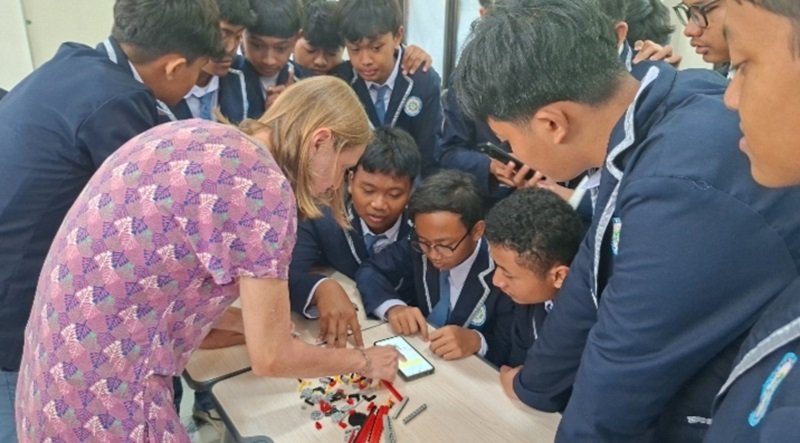 SMA Sainstek Ahmad Dahlan Salatiga menjadi tuan rumah International Academic Workshop “Exploring LEGO-STEM Based Learning for Creativity, Collaboration, and Problem-Solving Skills” bersama dua profesor dari Belgia. Kegiatan yang bekerja sama dengan LP2M UIN Salatiga tersebut melibatkan murid dari sejumlah sekolah untuk mengembangkan kreativitas, kolaborasi, dan kemampuan memecahkan masalah melalui pembelajaran berbasis STEM.