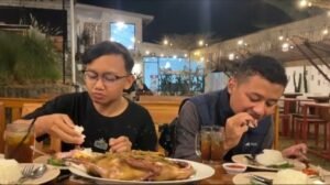 Smokyara di Jombor, Tuntang, Kabupaten Semarang, menawarkan kuliner bebek dengan teknik pengasapan hingga 15 jam tanpa direbus atau dipresto. Restoran milik Eko Setiawan ini juga menyajikan ayam dan ikan asap yang dimarinasi sebelum diasap menggunakan panas dan asap tidak langsung. Menu bebeknya kini diminati hingga 50 ekor per hari.