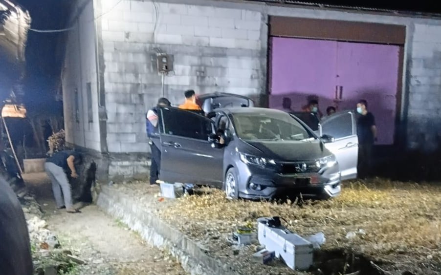 Polres Semarang memastikan mayat yang ditemukan di dalam mobil Honda Jazz di wilayah Gubug, Kabupaten Grobogan, pada Jumat (7/8/2026), merupakan Chandra Waskito, pemilik konter Royal Phone di Kelurahan Pojoksari, Kecamatan Ambarawa. Korban diduga tewas akibat tindak pidana pencurian dengan kekerasan. Polisi masih memburu pelaku serta mengumpulkan keterangan saksi dan barang bukti untuk mengungkap kronologi serta motif kejahatan.