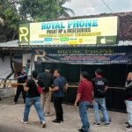 Satreskrim Polres Semarang mengembangkan penyelidikan dugaan pencurian dengan kekerasan di konter HP Royal Phone, Kelurahan Pojoksari, Kecamatan Ambarawa, Kabupaten Semarang, setelah ditemukan sesosok mayat dan mobil milik korban di wilayah Gubug, Kabupaten Grobogan, Jumat (7/8/2026). Penyidik masih mengumpulkan keterangan saksi, hasil olah tempat kejadian perkara, serta barang bukti untuk mengungkap identitas pelaku dan memastikan keterkaitan kedua
