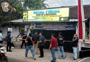 Satreskrim Polres Semarang mengembangkan penyelidikan dugaan pencurian dengan kekerasan di konter HP Royal Phone, Kelurahan Pojoksari, Kecamatan Ambarawa, Kabupaten Semarang, setelah ditemukan sesosok mayat dan mobil milik korban di wilayah Gubug, Kabupaten Grobogan, Jumat (7/8/2026). Penyidik masih mengumpulkan keterangan saksi, hasil olah tempat kejadian perkara, serta barang bukti untuk mengungkap identitas pelaku dan memastikan keterkaitan kedua