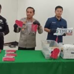 Polres Semarang mengungkap motif ekonomi dalam kasus pencurian dengan kekerasan yang menewaskan pemilik Royal Phone Ambarawa, Candra Waskito (25), pada Kamis (6/8/2026). Dua tersangka, TI (25) dan DPP (20), diduga menganiaya korban untuk menguasai telepon genggam dan barang berharga. Setelah korban tewas, kepanikan membuat keduanya meninggalkan mobil Honda Jazz berisi 53 ponsel di Grobogan, sementara polisi masih mencari sejumlah barang bukti yang dibuang.