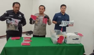 Polres Semarang mengungkap motif ekonomi dalam kasus pencurian dengan kekerasan yang menewaskan pemilik Royal Phone Ambarawa, Candra Waskito (25), pada Kamis (6/8/2026). Dua tersangka, TI (25) dan DPP (20), diduga menganiaya korban untuk menguasai telepon genggam dan barang berharga. Setelah korban tewas, kepanikan membuat keduanya meninggalkan mobil Honda Jazz berisi 53 ponsel di Grobogan, sementara polisi masih mencari sejumlah barang bukti yang dibuang.