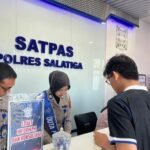 Polres Salatiga menegaskan seluruh penerbitan SIM di Satpas wajib mengikuti persyaratan administrasi serta ujian teori dan praktik. Klarifikasi itu disampaikan Kamis (13/8/2026) menyusul informasi dugaan pungli dan percaloan. Polisi memastikan tidak ada jalur khusus tanpa ujian dan akan menindak tegas apabila ditemukan keterlibatan anggota maupun pihak lain dalam praktik tersebut.
