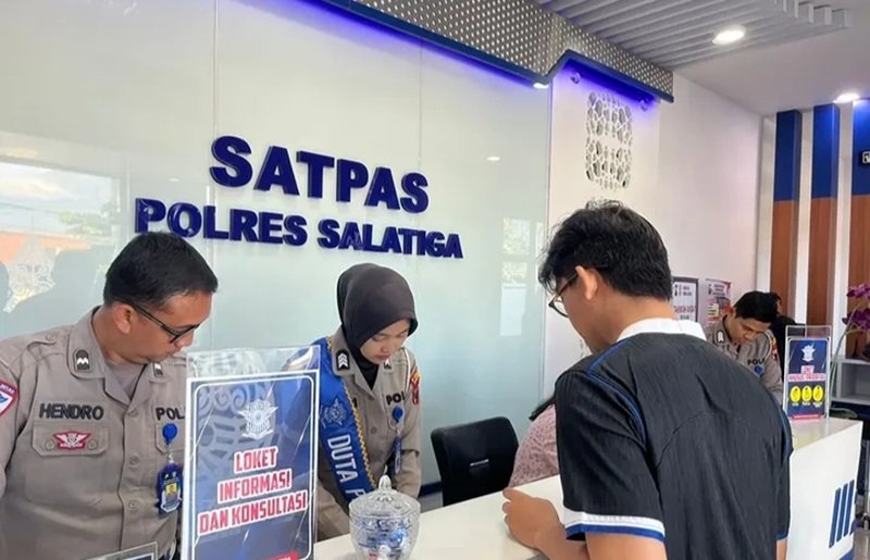 Polres Salatiga menegaskan seluruh penerbitan SIM di Satpas wajib mengikuti persyaratan administrasi serta ujian teori dan praktik. Klarifikasi itu disampaikan Kamis (13/8/2026) menyusul informasi dugaan pungli dan percaloan. Polisi memastikan tidak ada jalur khusus tanpa ujian dan akan menindak tegas apabila ditemukan keterlibatan anggota maupun pihak lain dalam praktik tersebut.