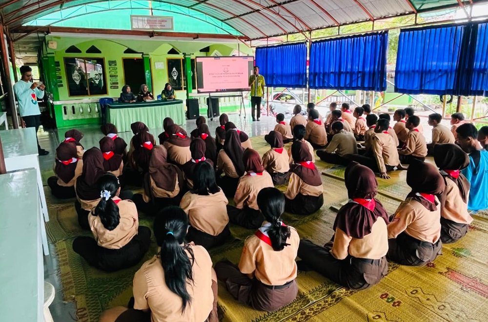 Kejaksaan Negeri Salatiga memberikan penyuluhan hukum kepada siswa SMP Negeri 10 Salatiga melalui program Jaksa Masuk Sekolah (JMS), Kamis (20/8/2026). Kegiatan yang berlangsung di mushola sekolah tersebut membahas perundungan, tawuran, kekerasan, narkotika, pelecehan seksual, pencurian, hingga penggunaan media sosial secara bijak untuk membangun kesadaran hukum sejak dini.
