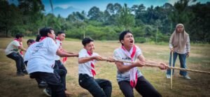 Sebanyak 111 siswa SMP Arunika dan SD School of Life Lebah Putih mengikuti Kemah Alih Golongan 2026 di Bumi Perkemahan Kuncen, Polobogo, Kabupaten Semarang. Kegiatan dikemas sebagai pembelajaran berbasis pengalaman untuk melatih kemandirian, kerja sama, pemecahan masalah, dan kemampuan berpikir kritis melalui berbagai tantangan di alam.