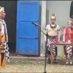 Ratusan warga Dukuh Sinoman, Kelurahan Sidorejo Lor, Kecamatan Sidorejo, Kota Salatiga, mengikuti upacara HUT ke-81 Kemerdekaan RI pada Senin (17/8/2026) dengan mengenakan busana Jawa dan kostum pewayangan. Konsep tersebut dipilih warga untuk memeriahkan peringatan kemerdekaan sekaligus melestarikan budaya Jawa serta mengenalkan nilai moral pewayangan kepada generasi muda.
