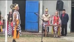Ratusan warga Dukuh Sinoman, Kelurahan Sidorejo Lor, Kecamatan Sidorejo, Kota Salatiga, mengikuti upacara HUT ke-81 Kemerdekaan RI pada Senin (17/8/2026) dengan mengenakan busana Jawa dan kostum pewayangan. Konsep tersebut dipilih warga untuk memeriahkan peringatan kemerdekaan sekaligus melestarikan budaya Jawa serta mengenalkan nilai moral pewayangan kepada generasi muda.
