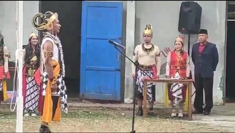 Ratusan warga Dukuh Sinoman, Kelurahan Sidorejo Lor, Kecamatan Sidorejo, Kota Salatiga, mengikuti upacara HUT ke-81 Kemerdekaan RI pada Senin (17/8/2026) dengan mengenakan busana Jawa dan kostum pewayangan. Konsep tersebut dipilih warga untuk memeriahkan peringatan kemerdekaan sekaligus melestarikan budaya Jawa serta mengenalkan nilai moral pewayangan kepada generasi muda.