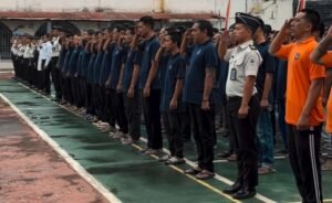 Rencana pemindahan Lapas Kelas IIA Ambarawa, Kabupaten Semarang, ke lokasi baru di kawasan Jalan Lingkar Ambarawa belum terealisasi karena lahan masih berstatus zona hijau. Sembari menunggu kepastian pemanfaatan lahan, lapas tetap beroperasi dengan 507 warga binaan, jauh melebihi kapasitas ideal 222 orang.