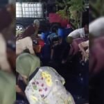 Organisasi kemanusiaan Sugihan Peduli menyalurkan 12.000 liter air bersih menggunakan delapan armada tangki kepada warga Dusun Jagir, Desa Kedungringin, Kecamatan Suruh, Kabupaten Semarang, pada Selasa (4/8/2026). Bantuan diberikan sebagai respons atas krisis air bersih akibat musim kemarau yang menurunkan debit sumur dan mata air, sekaligus untuk memenuhi kebutuhan dasar masyarakat hingga distribusi berlangsung sampai malam hari.