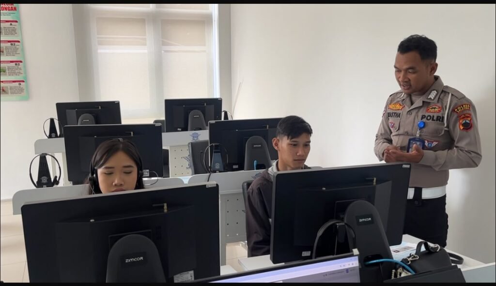 Satlantas Polres Salatiga memastikan penerbitan SIM baru maupun perpanjangan dilakukan transparan sesuai prosedur di Satpas, Jumat (14/8/2026). Pemohon wajib mengikuti tahapan administrasi, kesehatan, psikologi, serta ujian bagi SIM baru. Polisi mengimbau masyarakat mengurus langsung tanpa calo, dengan biaya PNBP SIM A baru Rp120.000 dan SIM C baru Rp100.000.