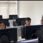 Satlantas Polres Salatiga memastikan penerbitan SIM baru maupun perpanjangan dilakukan transparan sesuai prosedur di Satpas, Jumat (14/8/2026). Pemohon wajib mengikuti tahapan administrasi, kesehatan, psikologi, serta ujian bagi SIM baru. Polisi mengimbau masyarakat mengurus langsung tanpa calo, dengan biaya PNBP SIM A baru Rp120.000 dan SIM C baru Rp100.000.