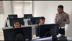 Satlantas Polres Salatiga memastikan penerbitan SIM baru maupun perpanjangan dilakukan transparan sesuai prosedur di Satpas, Jumat (14/8/2026). Pemohon wajib mengikuti tahapan administrasi, kesehatan, psikologi, serta ujian bagi SIM baru. Polisi mengimbau masyarakat mengurus langsung tanpa calo, dengan biaya PNBP SIM A baru Rp120.000 dan SIM C baru Rp100.000.