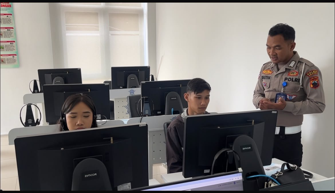 Satlantas Polres Salatiga memastikan penerbitan SIM baru maupun perpanjangan dilakukan transparan sesuai prosedur di Satpas, Jumat (14/8/2026). Pemohon wajib mengikuti tahapan administrasi, kesehatan, psikologi, serta ujian bagi SIM baru. Polisi mengimbau masyarakat mengurus langsung tanpa calo, dengan biaya PNBP SIM A baru Rp120.000 dan SIM C baru Rp100.000.