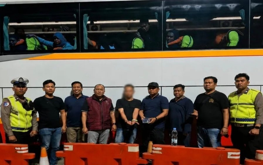 Direktorat Reserse Narkoba Polda Jawa Tengah menggagalkan penyelundupan sabu menggunakan bus antarkota dengan menangkap kondektur berinisial DM (38) di Gerbang Tol Banyumanik, Kota Semarang, Kamis (30/7/2026). Polisi menyita 3,77 gram sabu yang disembunyikan dalam botol permen dan kini memburu pemasok berinisial A yang diduga memasok narkotika untuk diedarkan di wilayah Jawa Tengah.