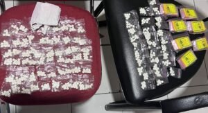 Satresnarkoba Polres Salatiga mengamankan HM (28) di kawasan Mangunsari, Sidomukti, Sabtu (15/8/2026), setelah menerima informasi dugaan transaksi obat keras. Polisi menemukan 2.370 tablet putih berlogo “Y”, telepon genggam, dan plastik klip. HM diduga berperan sebagai pengedar dan kini menjalani penyidikan untuk mengungkap kemungkinan keterlibatan pihak lain.